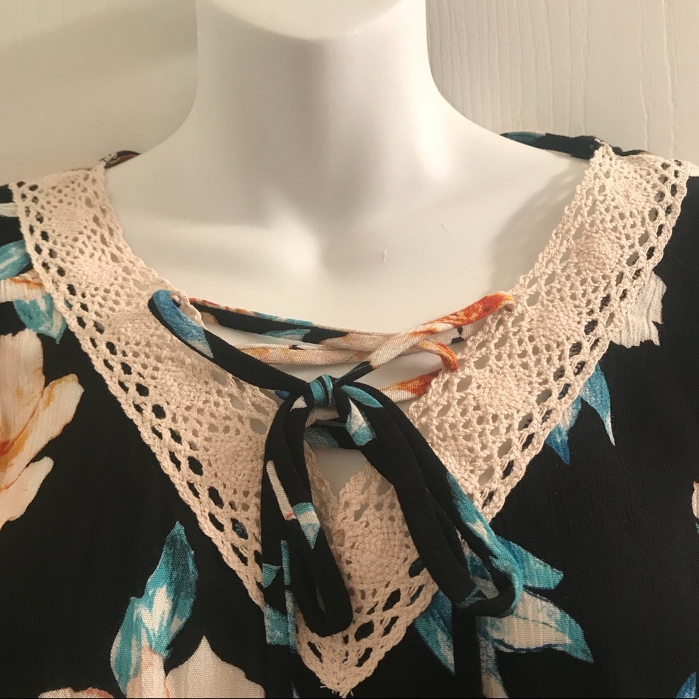 (Large) Floral Crochet Lace Up Top - Picture 3 of 7